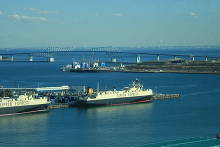 テレコムセンター展望台 昼間の風景（紺碧の東京湾、船、ゲートブリッジ）