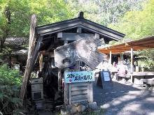 穂高神社 奥宮 入り口左手にある休憩処