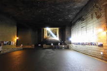 大谷資料館 大谷石採石場跡 天井から入り込む光